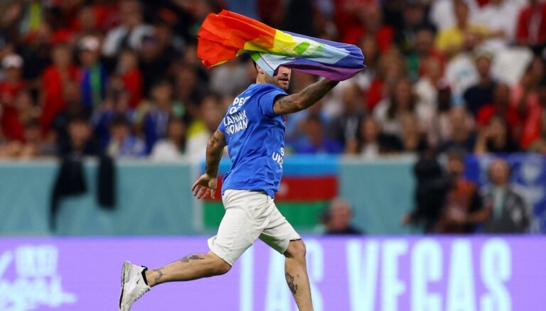 Pasaules kausa spēlē laukumā izskrējis demonstrants ar LGBTQ karogu un vēstījumiem par Ukrainu un Irānu