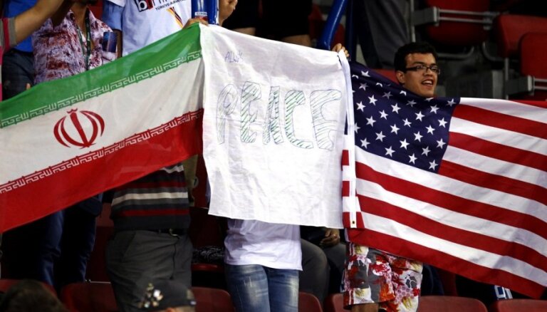 Skandāls Pasaules kausā: Irāna par karoga zaimošanu pieprasa uz 10 spēlēm diskvalificēt ASV
