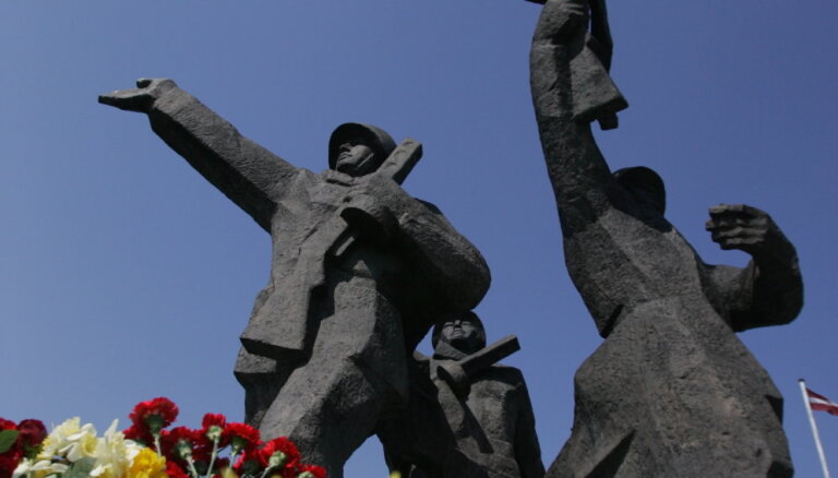Татьяна Жданок собрала 10 000 подписей в защиту памятника Победы за три дня