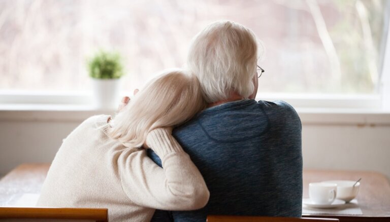 Vairāk nekā puse baltiešu pensijas vecumā vēlētos dzīvot privātmājā, liecina aptauja