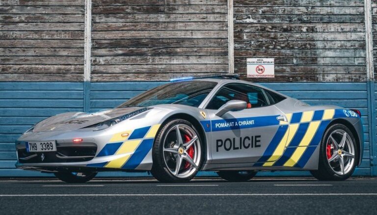 Чешская полиция пополнила автопарк суперкаром Ferrari