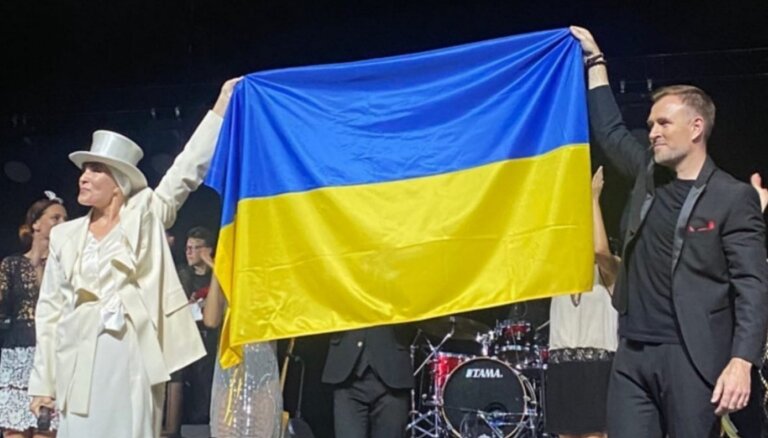 Laima Vaikule koncertā Lietuvā iznes Ukrainas karogu un iestājas pret karu