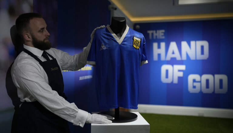 Футболка Марадоны продана за 9 млн долларов. В ней он забил знаменитый гол "рукой Бога"