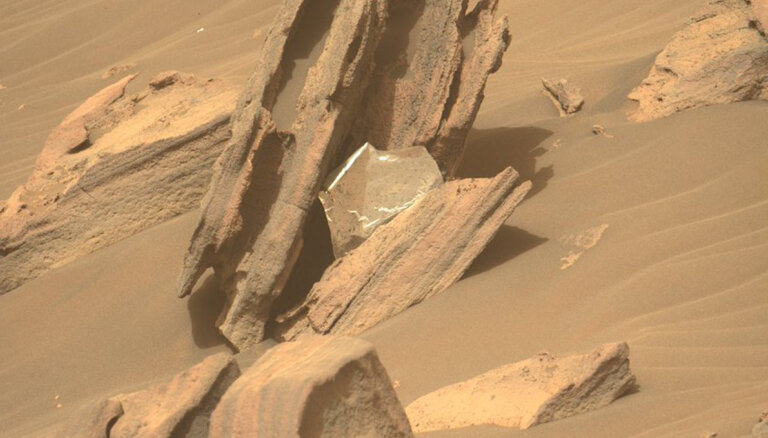Kur cilvēku klātbūtne, tur gruži. Marsa rovers nofotografē spīdīgus atkritumus