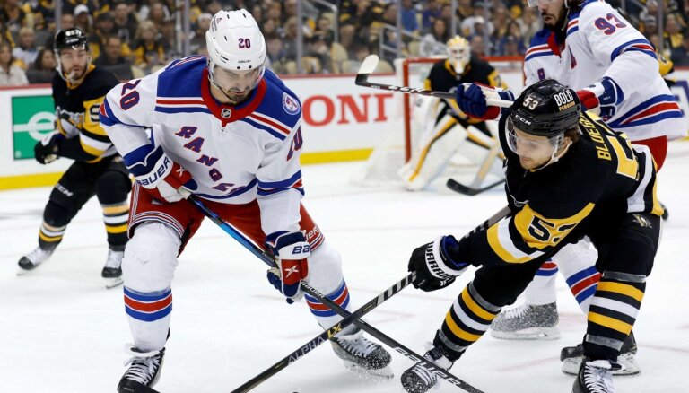 'Penguins' neveiksmīga galotne; 'Rangers' panāk izšķirošo spēli