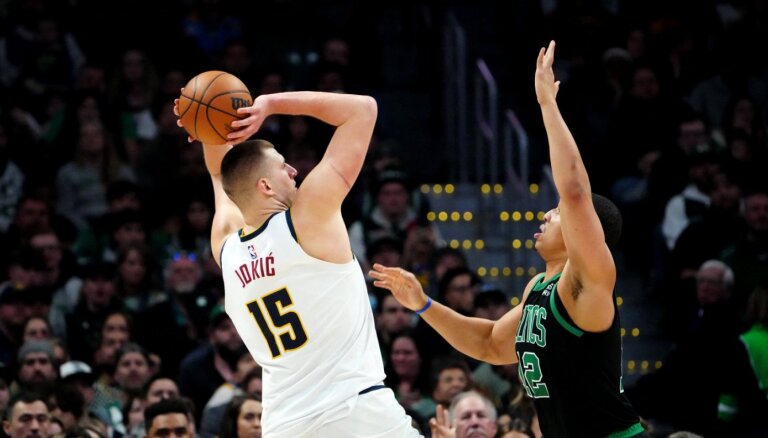 NBA līdervienību duelī Jokiča 'triple-double' nodrošina 'Nuggets' uzvaru pār 'Celtics'