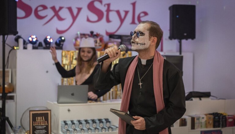 ФОТО. “Страшно сексуальный праздник”: как магазин SexyStyle пикантно развлекал гостей на Хэллоуин