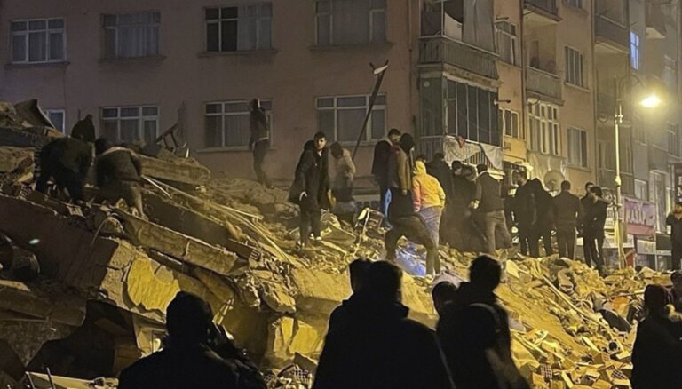 Zemestrīcē Turcijā un Sīrijā 195 bojāgājušie; sagrautas daudzas ēkas