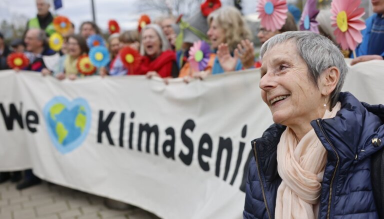 2000 sieviešu tiesā iesūdz Šveici par klimta pārmaiņu ietekmi uz cilvēktiesībām