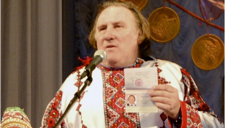 Смотрите, завидуйте: что делают западные кинозвезды, получившие паспорт России
