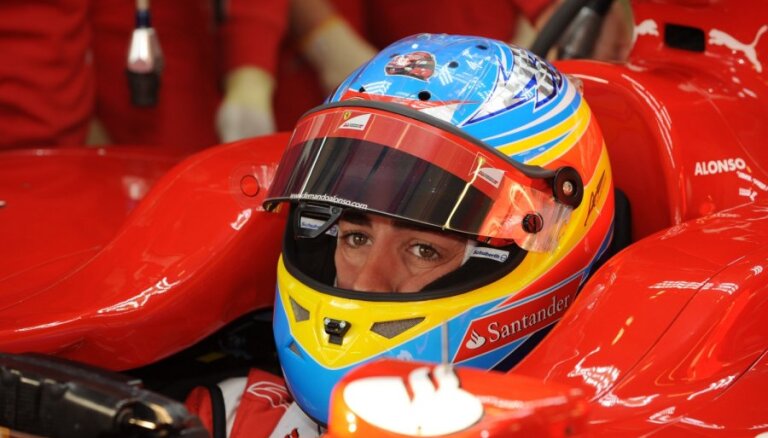 Alonso uzvar lietus sacīkstē Malaizijā, Peress finišē otrais