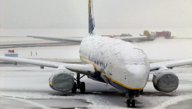 Sniega dēļ Rīgas lidosta dažus reisus novirza uz citiem lidlaukiem