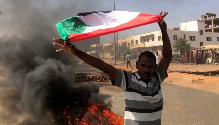 Судан: протесты против захвата власти военными продолжаются, свергнутый премьер в доме лидера хунты