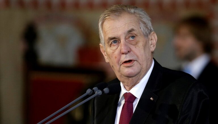 Čehijas prezidents pametis intensīvās aprūpes nodaļu
