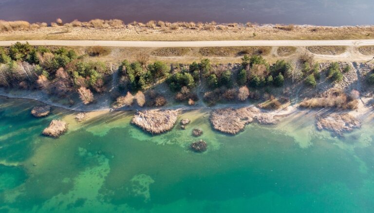 ФОТО. Необычная зелено-голубая вода: впечатляющий карьер Ругелю