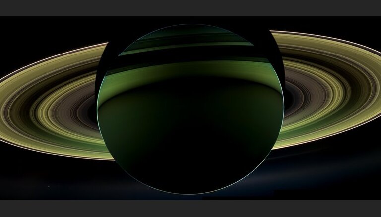 Foto: NASA publicējusi neparastus Saturna skatus