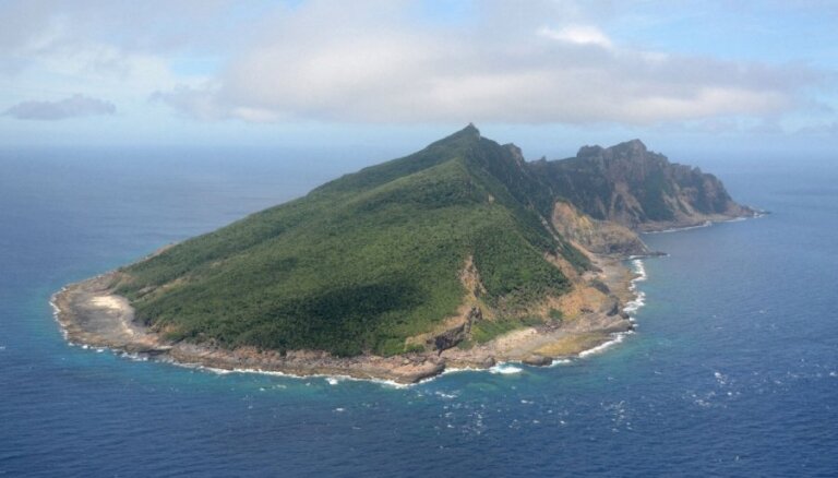 Ķīnas kuģu ierašanās pie Senkaku salām izraisa strīdu ar Japānu