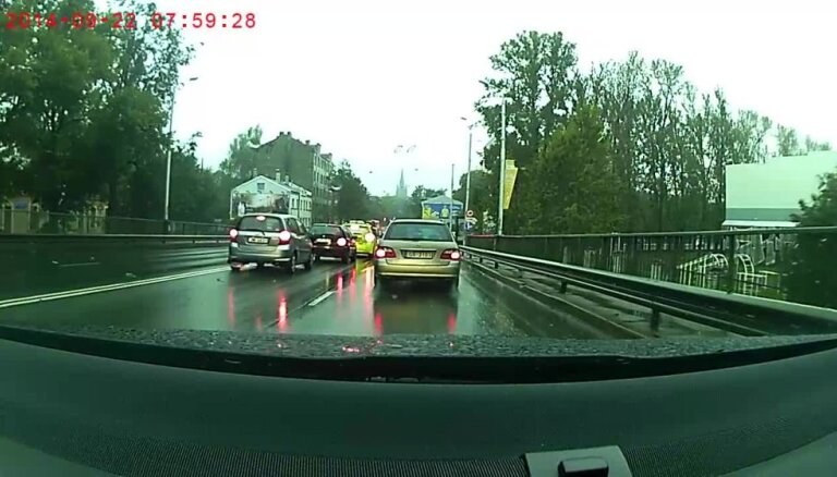 Video: 'Audi' Rīgā rupji pārkāpj satiksmes noteikumus