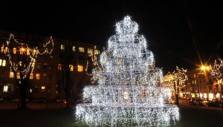 Rīgā iemirdzas 'Ziemassvētku egļu ceļš'