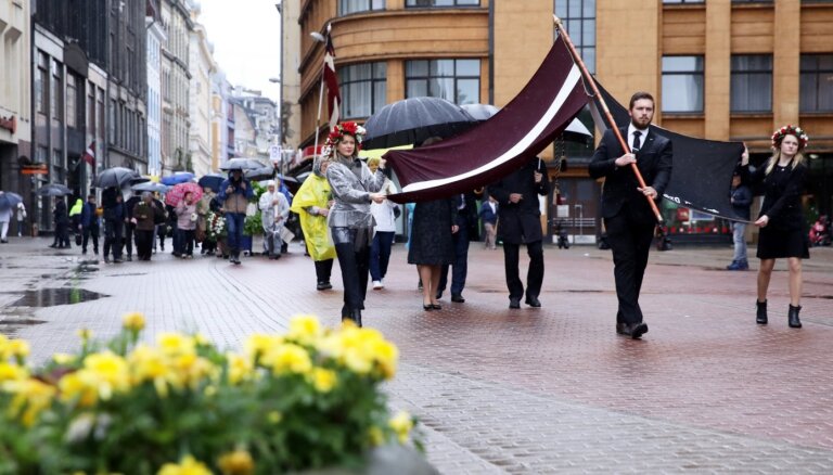 Foto: Rīgā ar gājienu piemin PSRS komunistiskā režīma represiju upurus