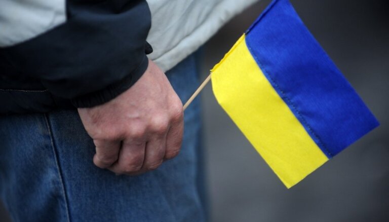 Gaujas ciemā auto ar Ukrainas karogu varētu būt apmētāts fekālijām; policija sāk pārbaudi
