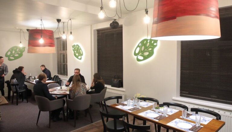 Дешевая еда и платный вход: в Риге открылся ресторан, в котором можно поесть "по себестоимости"