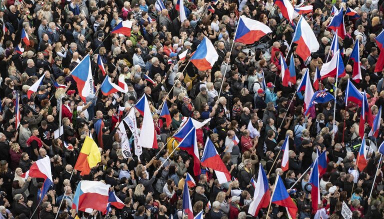 В Праге тысячи человек протестовали против правительства