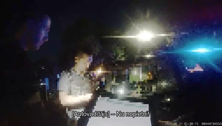 ВИДЕО: нетрезвый водитель долго уговаривал полицию не наказывать его за пьяную езду