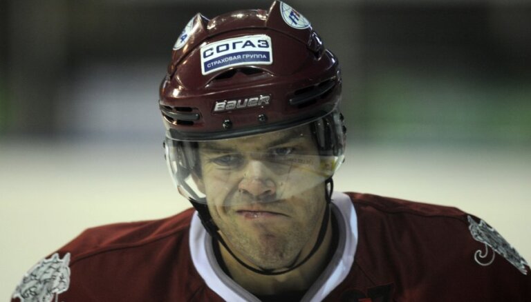 KHL nemaina Saimonam piešķirto sodu par kautiņu ar Spruktu