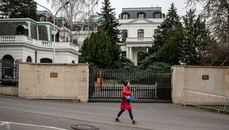 Prāga Krievijas vēstniecību 'novieto' Borisa Ņemcova laukumā