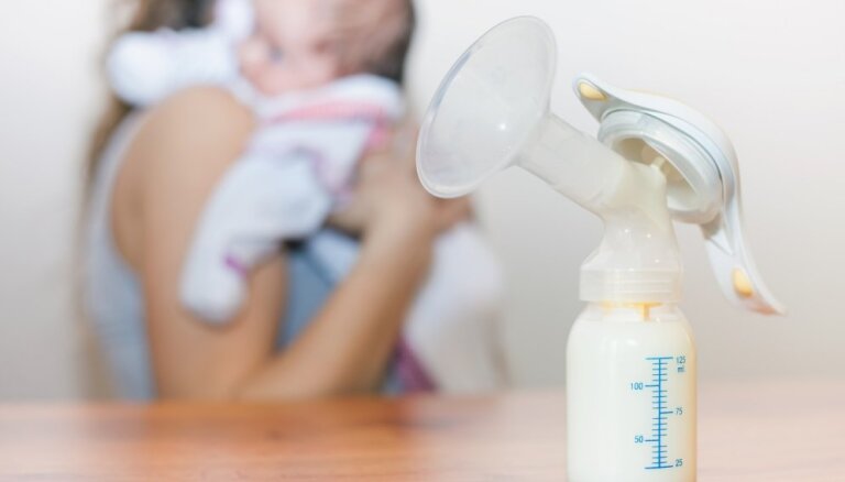 Dāvināt savu krūts pienu: kādi ir drošības apsvērumi abām pusēm