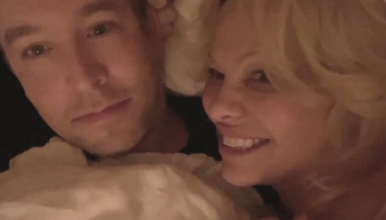 Gadu pēc kāzām no piektā vīra šķiras Pamela Andersone