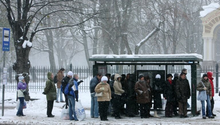 В Риге автобусы и троллейбусы могут опаздывать на 35 минут, снег убирают 99 единиц техники