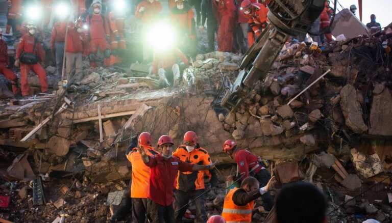 В Турции спустя три дня после землетрясения под завалами нашли живыми двоих детей