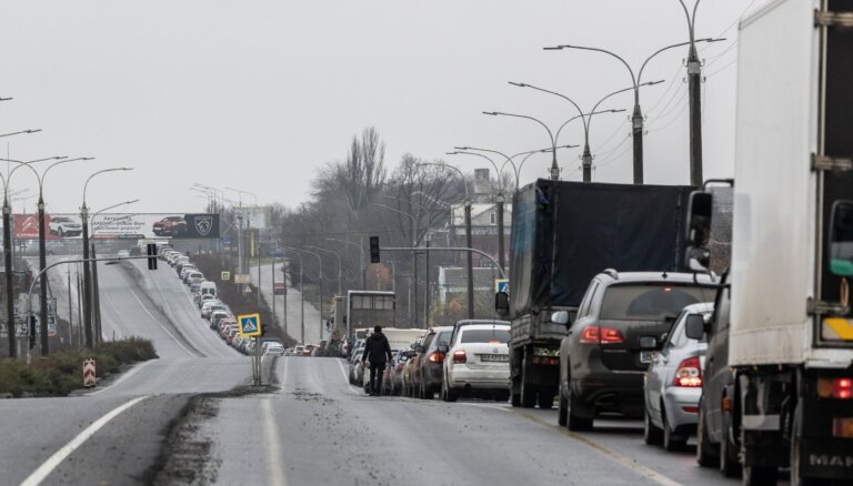 Ukraina sāk evakuēt iedzīvotājus no Hersonas