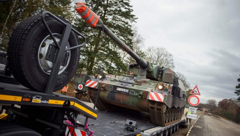Vācija tomēr vienojusies ar Austrumeiropas partneriem par smago ieroču piegādi Ukrainai