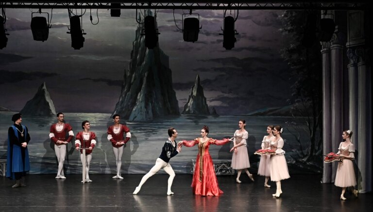 Foto: Kijevas baleta trupa ar emocionālu priekšnesumu noslēdz 'Gulbju ezera' turneju Francijā