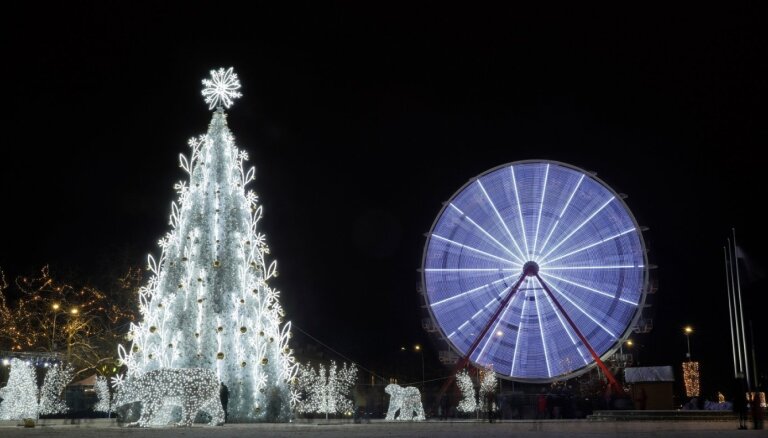 ФОТО. Снежная красавица и белые медведи – к Рождеству и Новому году Даугавпилс превратился в ледяной дворец