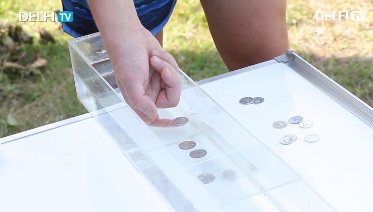 Eksperiments: kā panākt, lai alumīnija monētas ūdenī nenogrimst