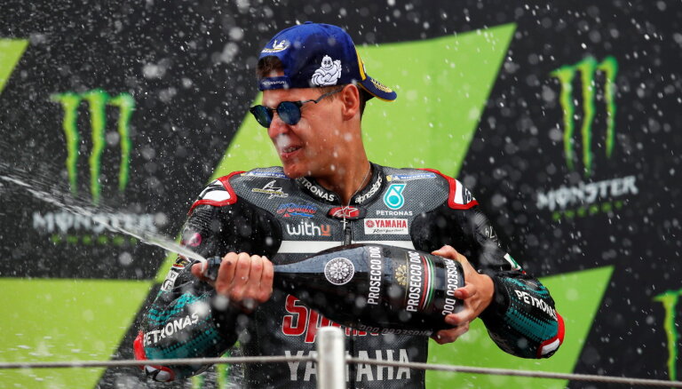 Kvartararo triumfē 'MotoGP' sacensību posmā Portugālē