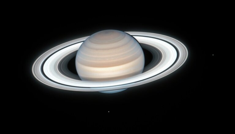 'Vectētiņš' Habls vēl spēj iepriecināt – publicēts iespaidīgs attēls ar Saturnu