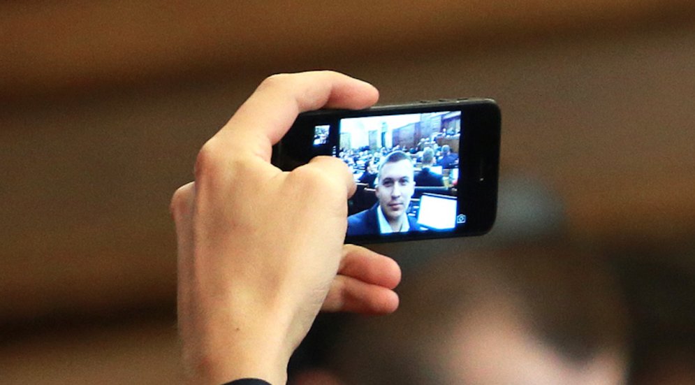 Selfiji un skatīšanās telefonos arī Saeimā