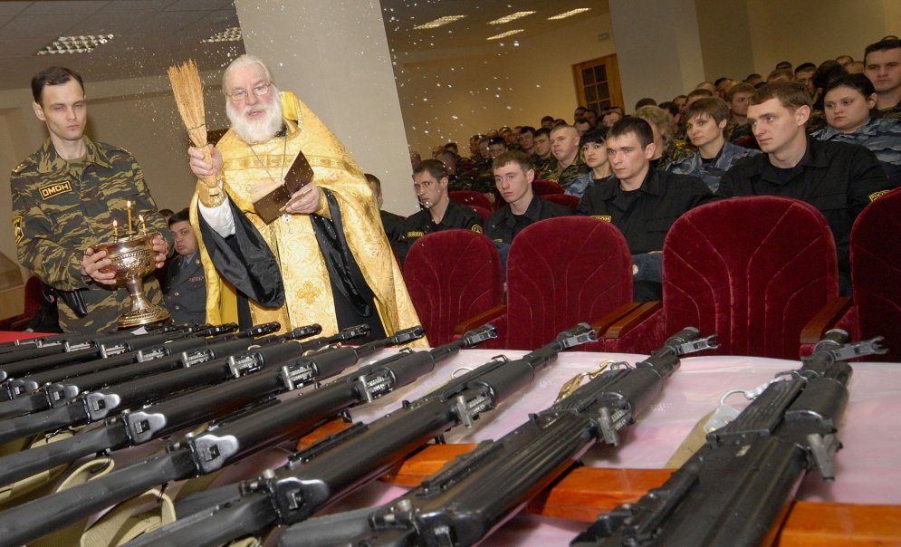 Pareizticīgie priesteri svēta ieročus, močus un vēlēšanu kasti