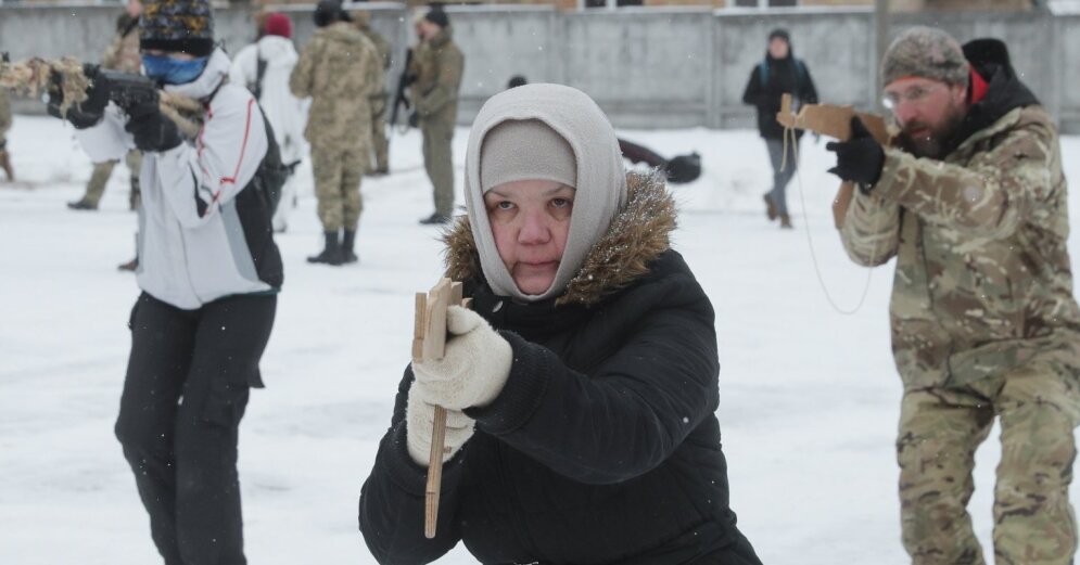 Photo: In Ukraine, civilians are going to counter the Russian invasion