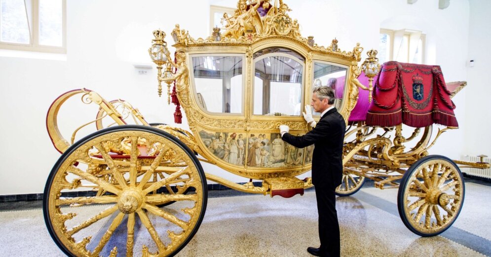 Dutch royal carriage with ‘racist paintings’ on display in Amsterdam