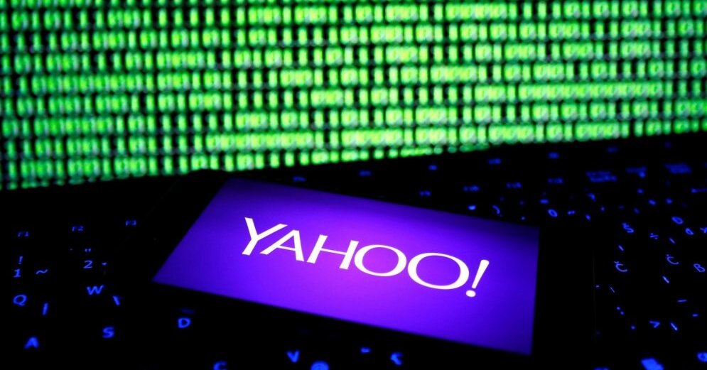 Yahoo discontinues services in China