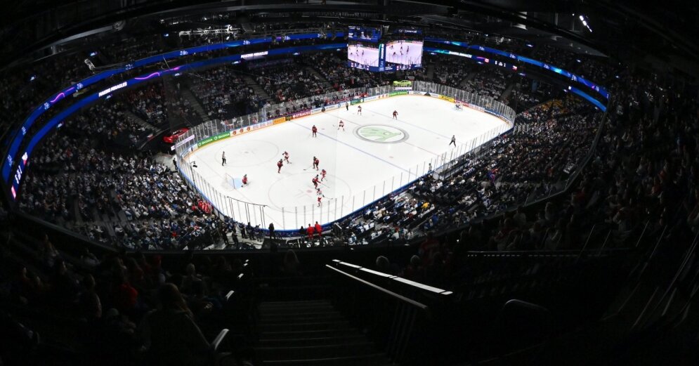 Finnish and Canadian hockey players meet in the final of the World Championship for the third time in a row