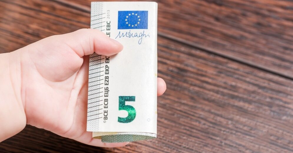 Iedzīvotāji piepelnās: lielākā daļa papildus algai nopelna līdz 50 eiro | SKATIES