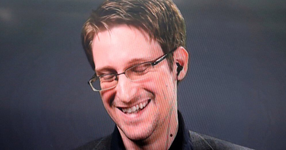Эдвард Сноуден получил паспорт России
