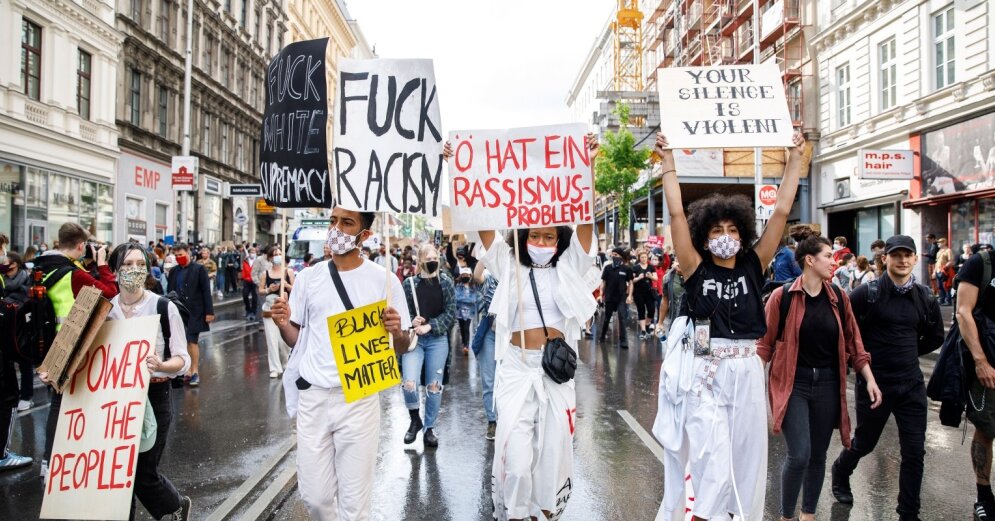 More than 30,000 people in Vienna are protesting against Austria’s new coronavir quarantine regime